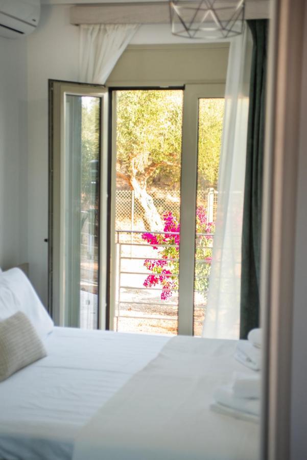 Alonakia Home Suites Filiatra Bagian luar foto