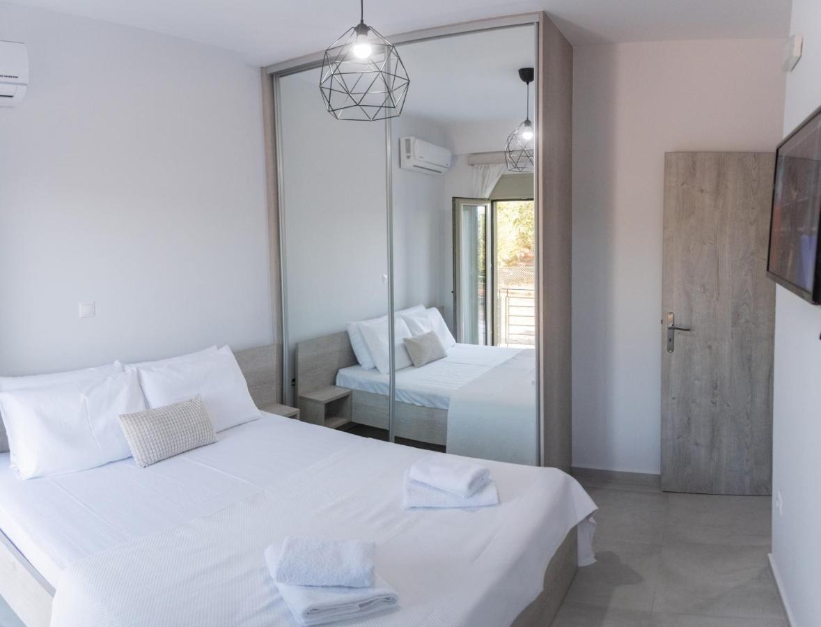 Alonakia Home Suites Filiatra Bagian luar foto
